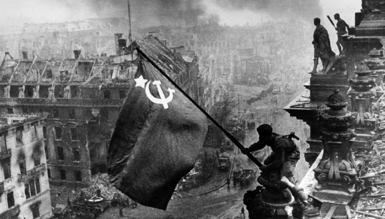 Советский флаг на крыше Рейхстага